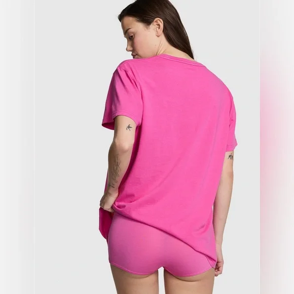 NEW! 🔥 VS PINK CAMPUS COTTON TEE - Picture 3 of 5